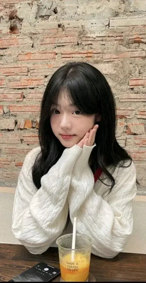 Tranh thiếu nữ mang vẻ đẹp trong trẻo rất tự nhiên