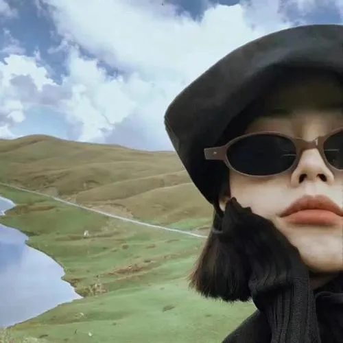 Gái xinh khoe đáng yêu qua má hồng baby