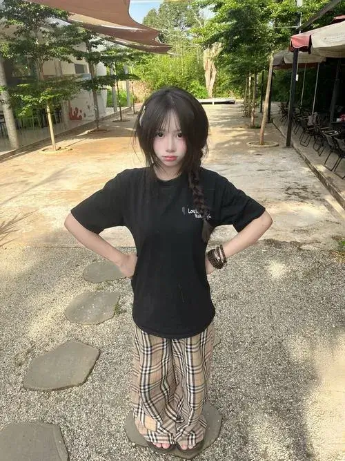 Cô gái dễ thương trong ảnh chân dung đời thường