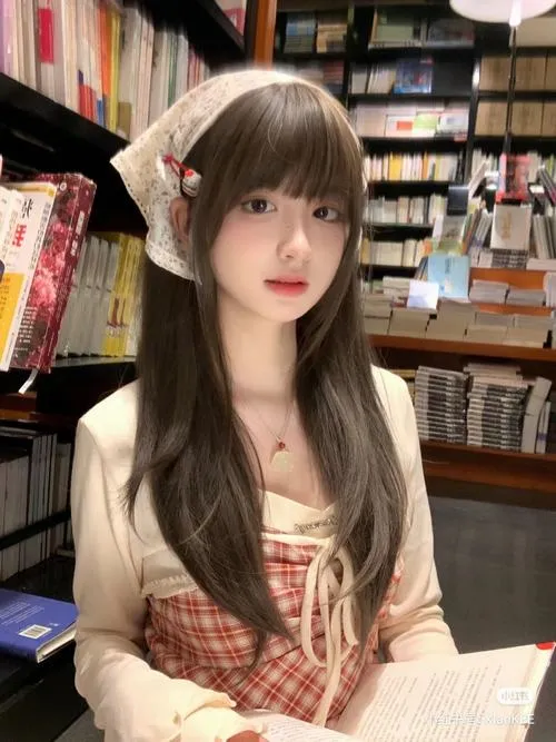 Tranh thiếu nữ xinh đẹp dịu dàng trong ánh sáng mềm