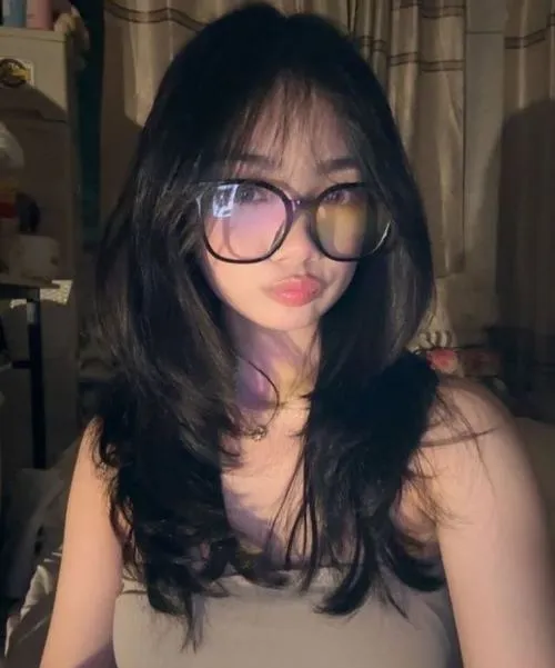 Bờ môi cong nhẹ cho nụ cười xinh xắn