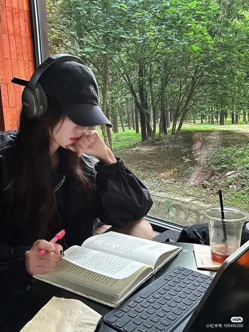 Gái xinh che mặt e ấp tạo vibe dễ thương rất tự nhiên