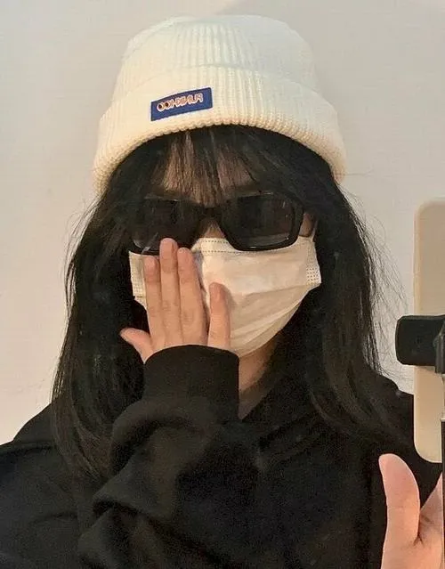 Phong cách gái xinh che mặt cute nhẹ nhàng mà đầy sức hút