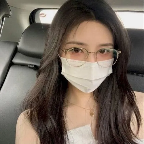 Tóc rũ che mặt khiến gái xinh thêm mơ màng