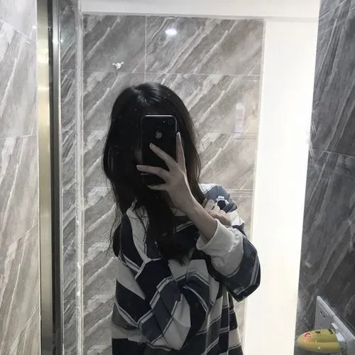 Tay che mặt kết hợp mắt cười tạo nét dễ thương