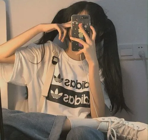 Gái xinh che mặt giữa vibe tổng thể nhẹ nhàng