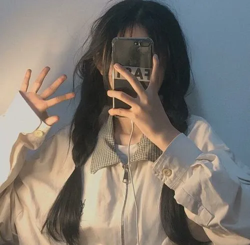 Gái đẹp cute che mặt khoe ánh mắt nhìn nghiêng dịu dàng