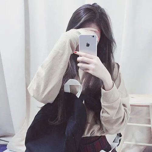 Ảnh gái xinh chụp gương giấu mặt đầy ngại ngùng