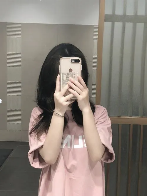 Che mặt tạo cảm giác bí ẩn làm gái xinh thêm thu hút