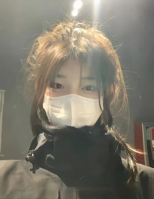 Gái xinh kín mặt vẫn thu hút rất tự nhiên