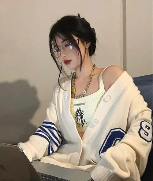 Biểu cảm tự nhiên làm gái xinh thêm dễ mến