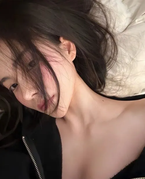 Chân gồm đùi bắp chân nhẹ nhàng tinh khôi