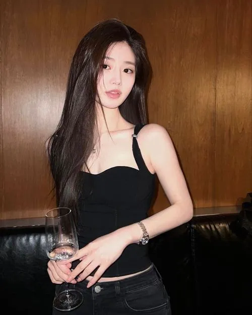 Ảnh gái xinh cute khoe tay chân thon gọn nhìn rất cuốn