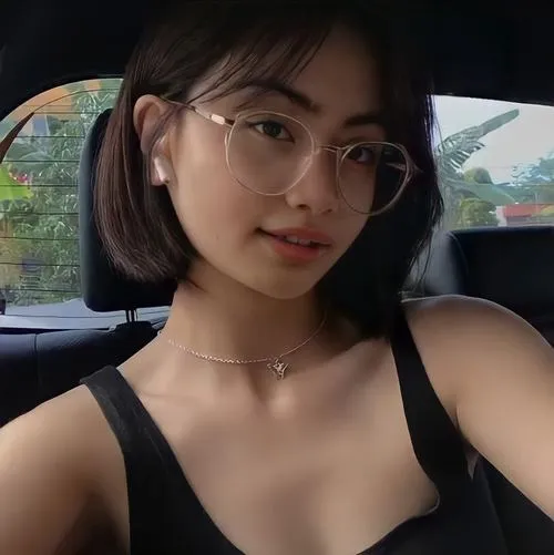 Miệng cười gây thiện cảm cho gái xinh ngọt ngào