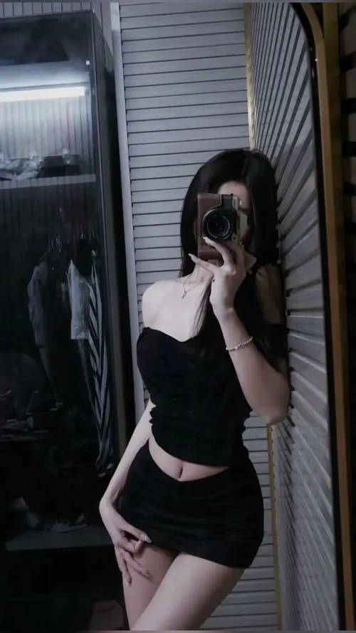 Tư thế đứng làm chân dài trông cao và thon hơn