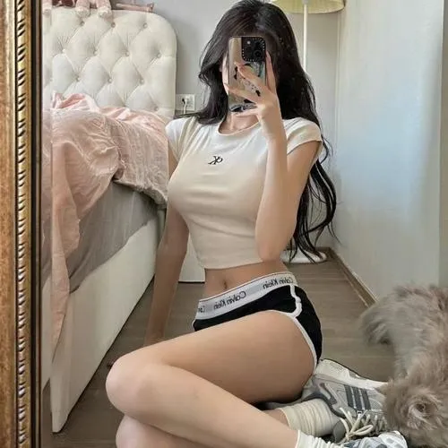 Nét thon gọn làm dáng chuẩn body đẹp rất hài hòa