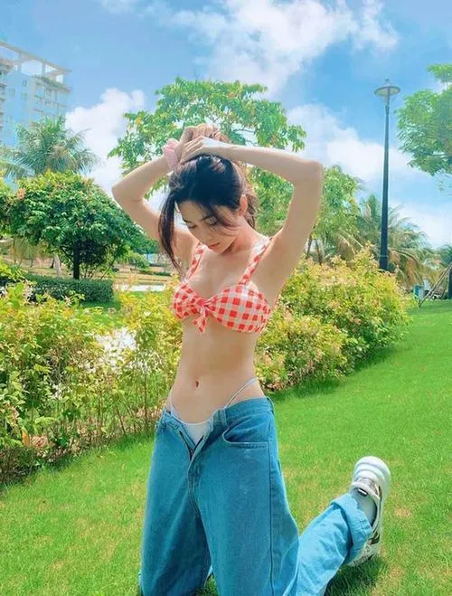 Dáng người chuẩn tỉ lệ mang lại cảm giác hài hòa trong từng khung hình