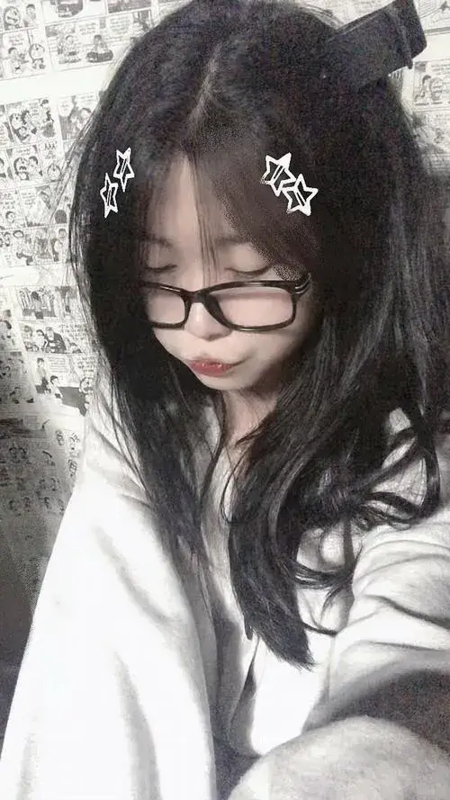 Ảnh gái xinh đeo kính cute mang nét tri thức dịu dàng rất dễ gây thiện cảm