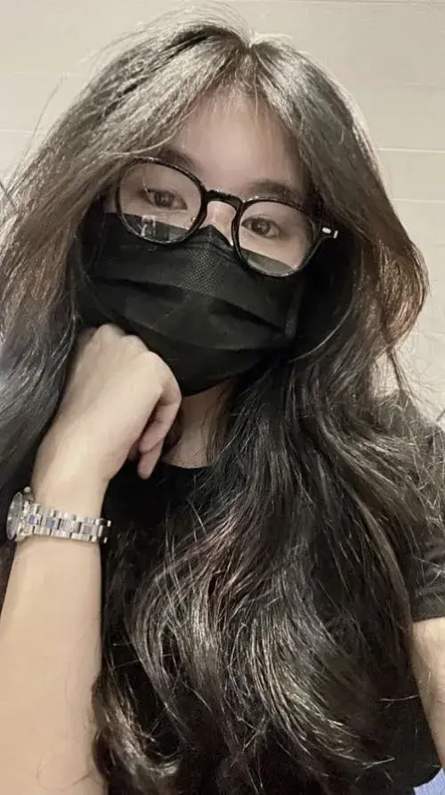 Ảnh gái xinh đeo kính cute tạo cảm giác nhẹ nhàng và thân quen