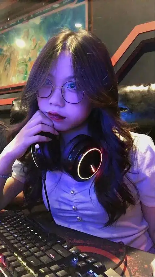 Gái xinh đeo kính cận tạo tri thức nhiên