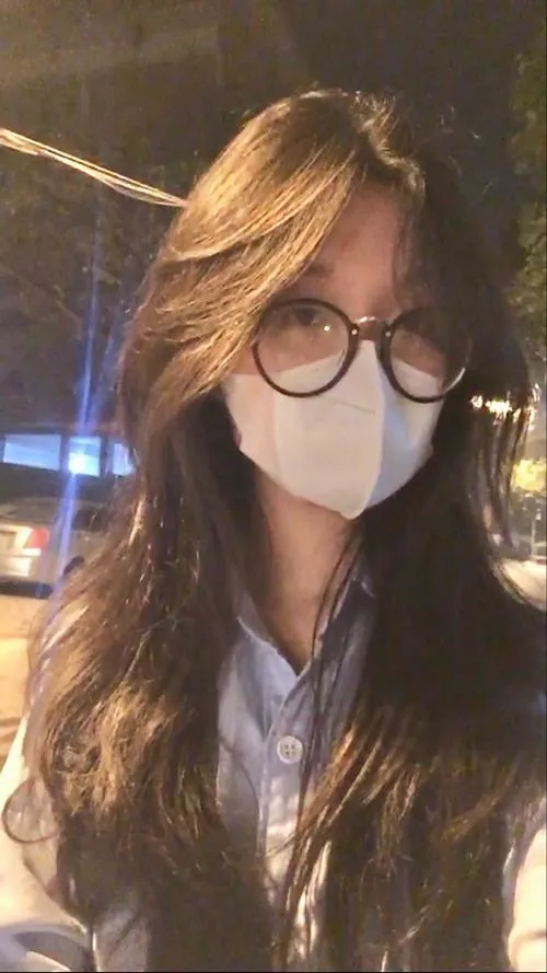 Ảnh gái xinh ngầu đeo kính với ánh mắt lạnh khiến anh em nhìn là mê