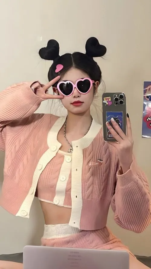 Cô nàng cool khi đeo kính tạo thần thái nhìn rất cuốn