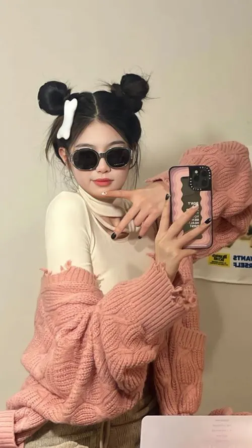 Nàng bad girl với pose dáng thể hiện cá tính sau kính