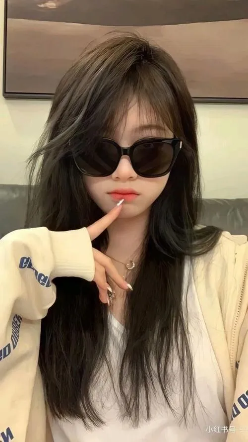 Khi gái xinh đeo kính và bật mode ngầu thì không ai thoát nổi