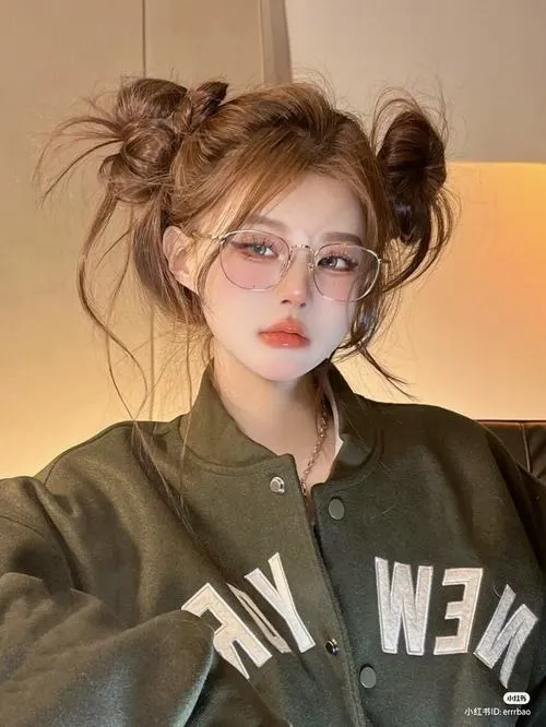 Nàng bad girl khoe phong cách ngầu lòi với kính đậm chất