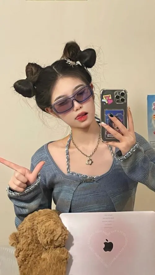 Thiếu nữ cá tính mặc áo croptop đeo kính ngầu lòi