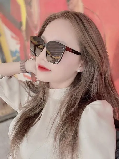 Hot girl lạnh lùng nhờ outfit hỗ trợ vibe và kính mạnh mẽ