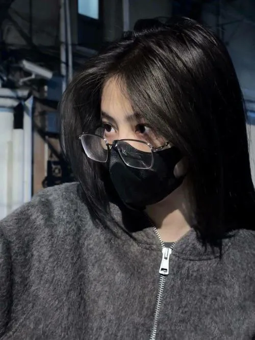 Thiếu nữ cá tính sở hữu thần thái cuốn nhờ kính đơn giản