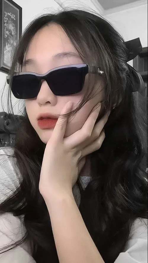 Nàng bad girl khoác áo da đeo kính râm bản to đầy thần thái