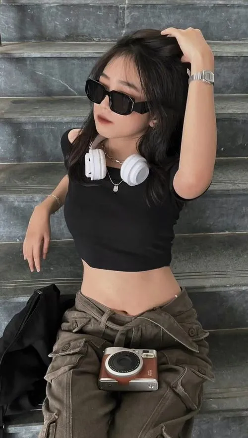 Hot girl lạnh lùng diện outfit đường phố cùng kính chất chơi