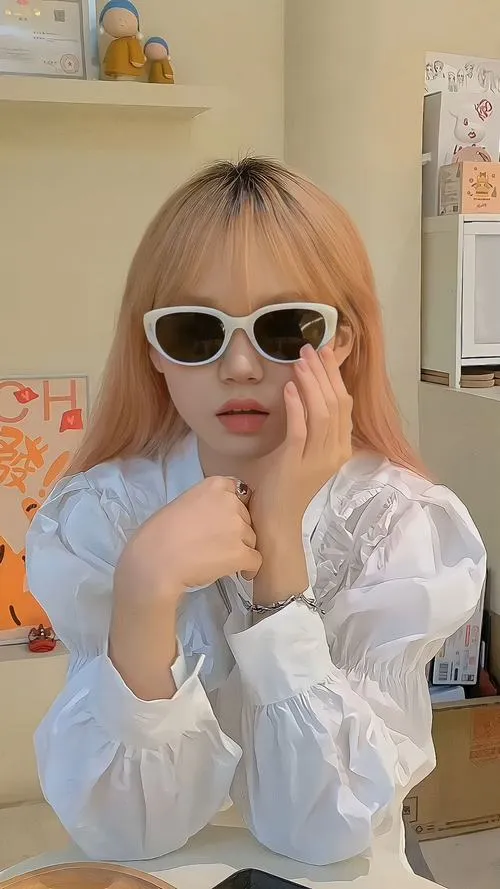 Khi kính lên mặt gái xinh cũng đủ tạo nên khí chất ngầu