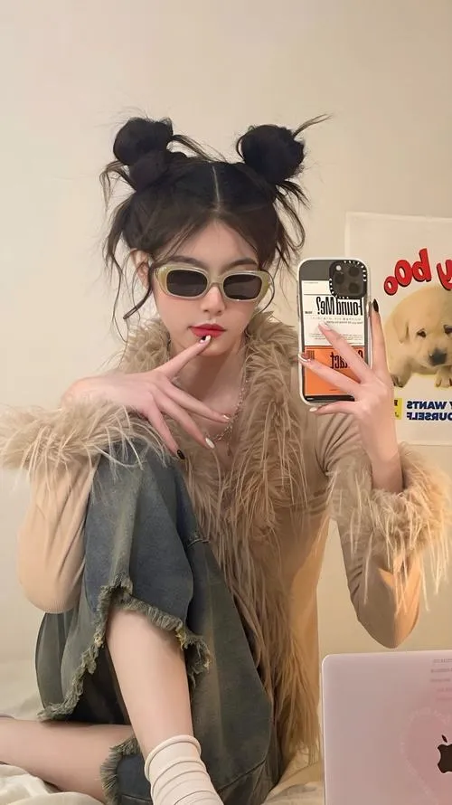 Cô gái đeo kính chất để kính làm nổi bật gương mặt