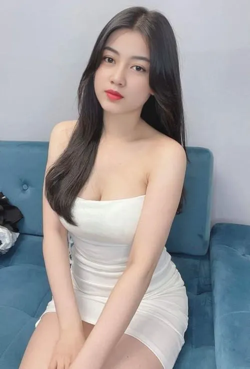 Chân dài cuốn mắt với váy trắng sexy tinh khôi