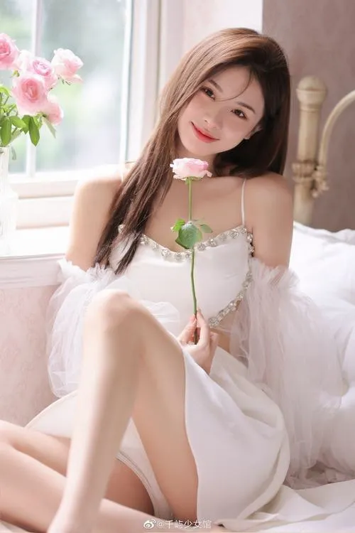 Gợi mở cảm xúc từ váy ngắn trắng tinh