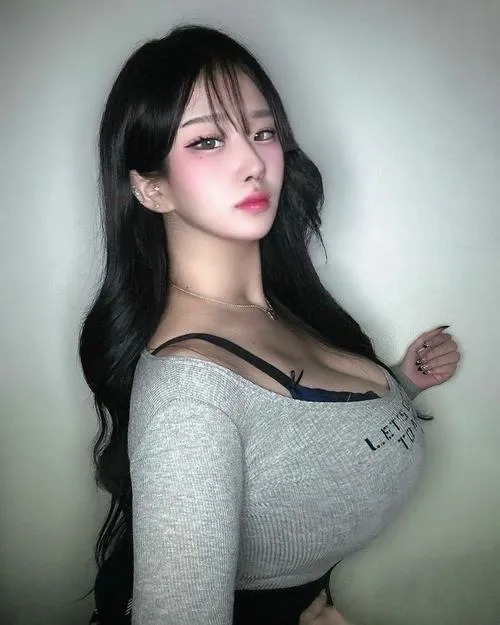 Gái đẹp thể hiện lớn tròn đầy trắng ở ngực lớn