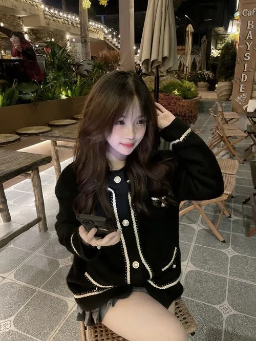 Khoảnh khắc tại quán cà phê với ánh sáng tự nhiên