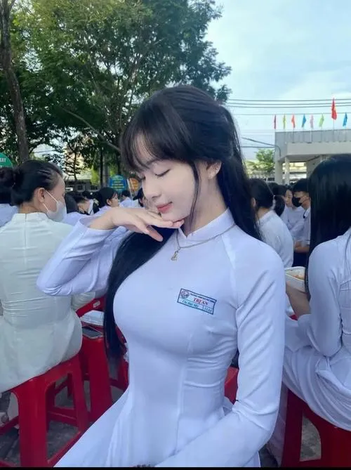 Gái xinh đời thường với khuôn mặt mộc trong ánh sáng tự nhiên