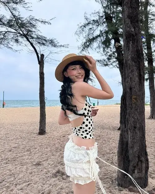 Ánh mắt gợi tình kết hợp đường cong cơ thể tạo cảm giác quyến rũ