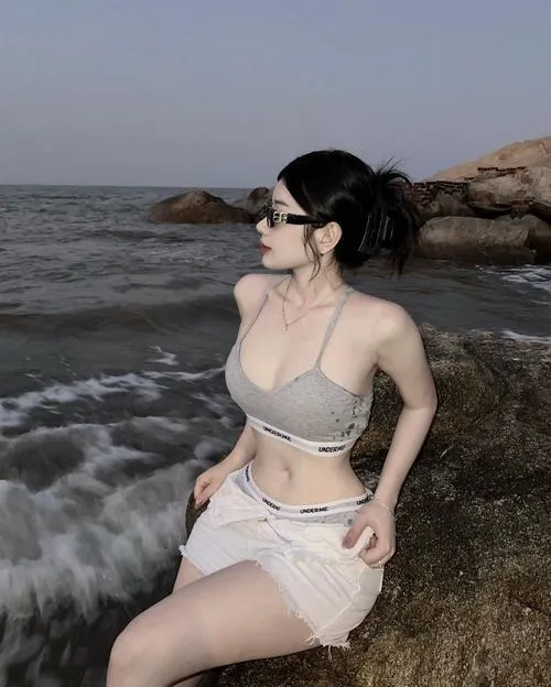 Ảnh gái xinh khoe đôi chân thon dài đầy gợi cảm