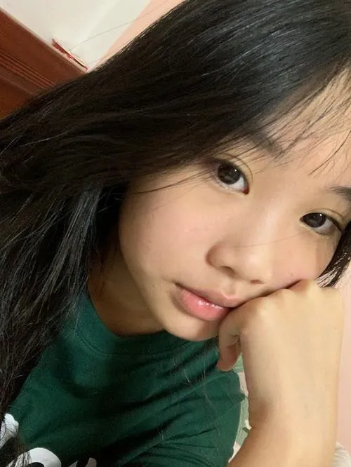 Nữ sinh K10 đứng dưới ánh sáng tạo nét đẹp tự nhiên