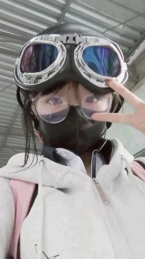 Em gái tuổi teen sở hữu tóc đen tự nhiên rất tinh tế