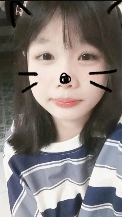 Gái xinh tuổi 2010 giữa lớp học đầy trong sáng