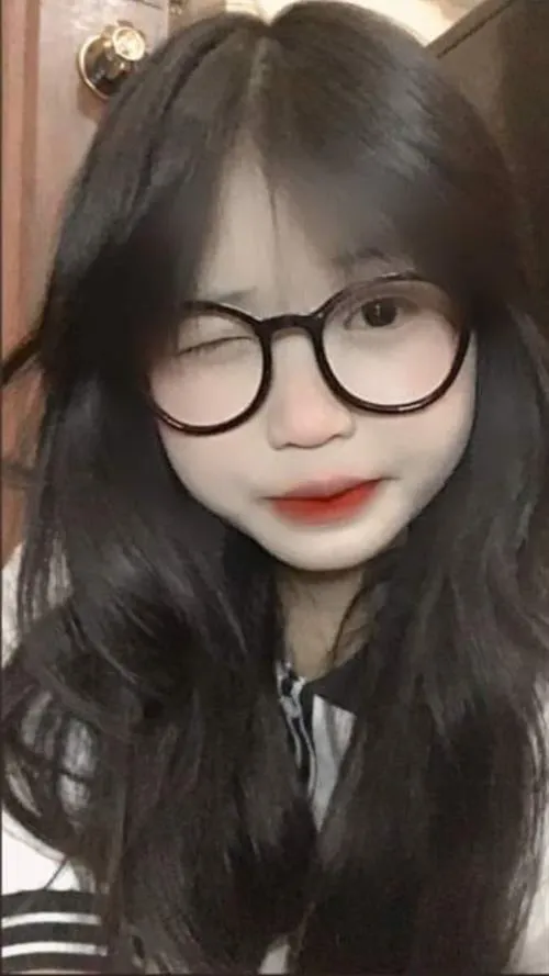 Nữ sinh dễ thương với nụ cười và mái tóc non tơ