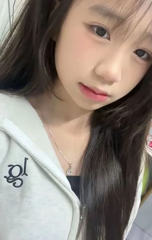 Học sinh THPT khoe dáng đứng trong đồng phục tinh khôi