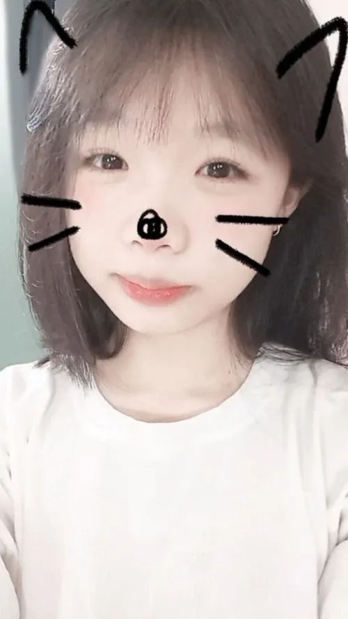 Em gái tuổi teen trong lớp học mang vẻ đẹp trong sáng