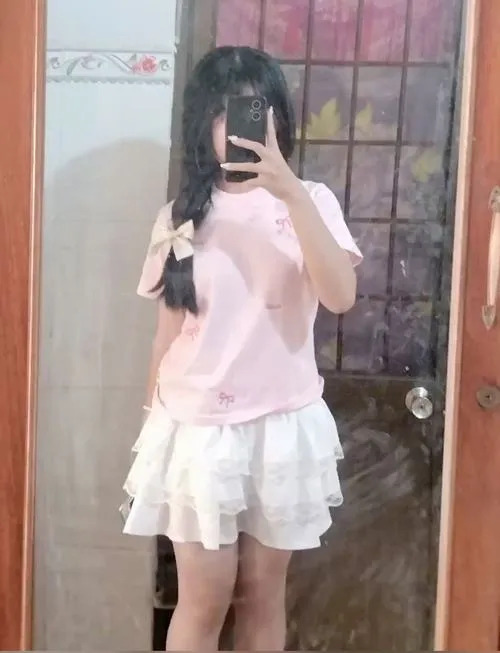 Gái xinh K10 đứng cạnh bảng đen gợi sự hồn nhiên